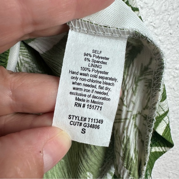 Gilli Green and White Halter Nexk Leaf Print Top Size Small - Picture 5 of 6